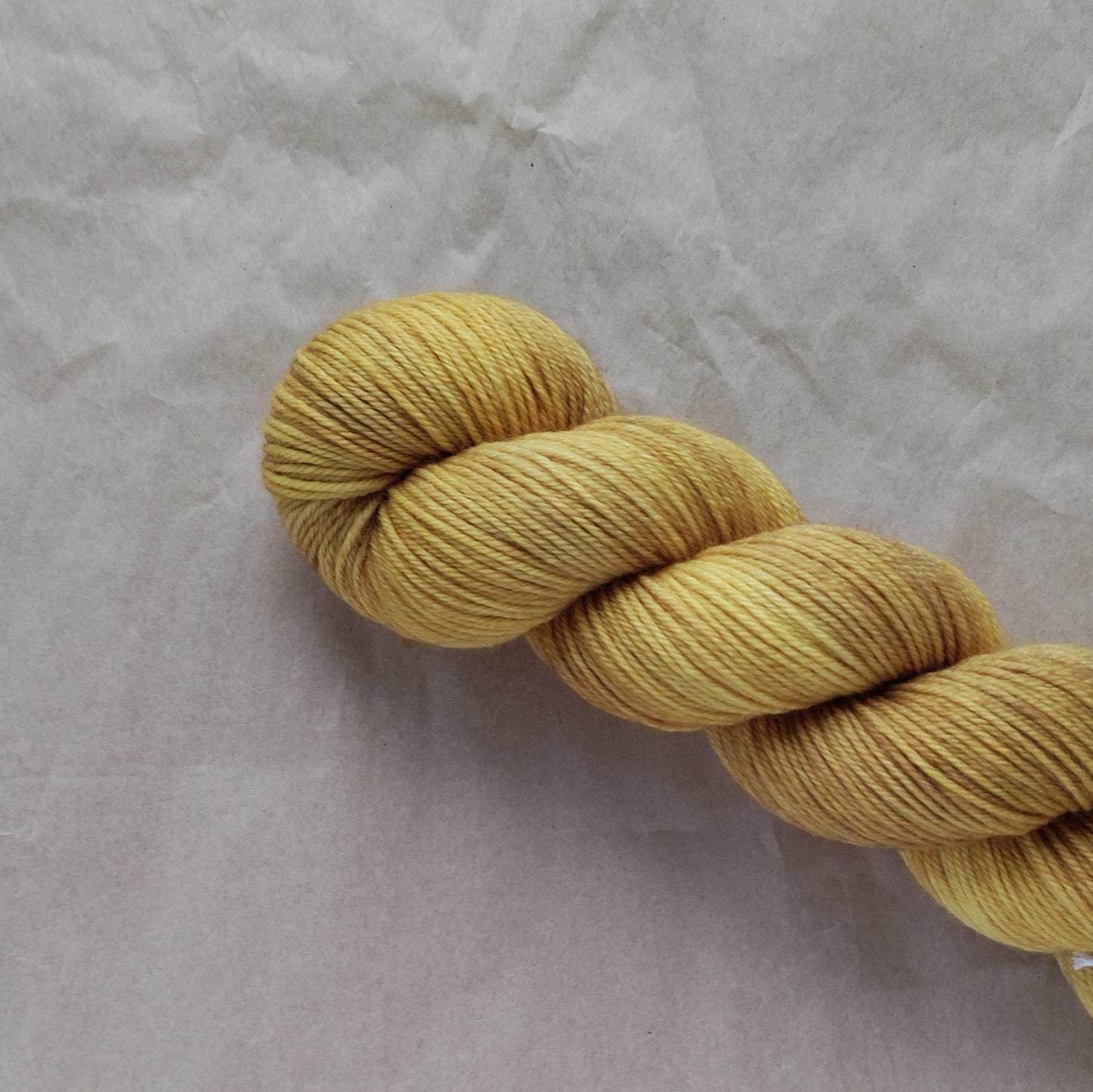 Håndfarvet SuperSock strømpegarn i farven Fields of Gold fra Laurelknits.