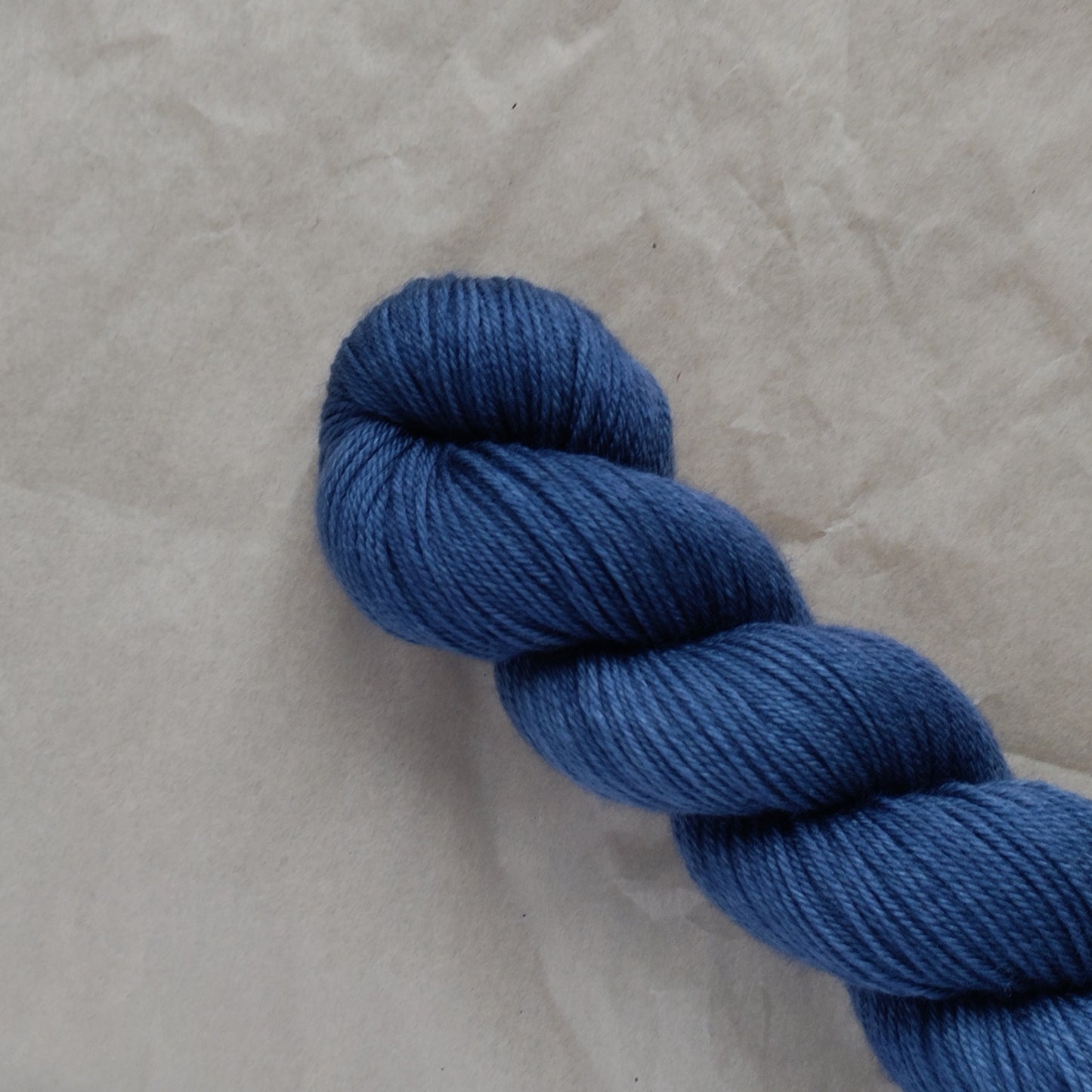 Håndfarvet SuperSock strømpegarn i farven Nord fra Laurelknits.