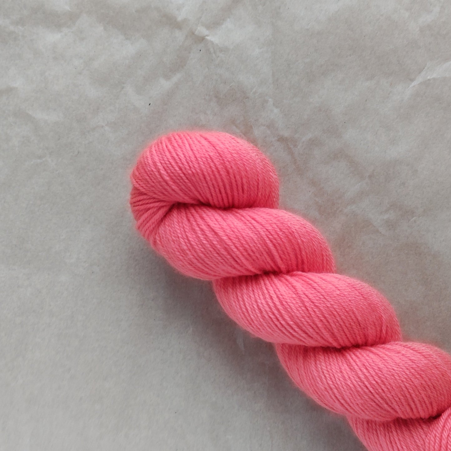 Håndfarvet SuperSock strømpegarn i farven city girl fra Laurelknits.